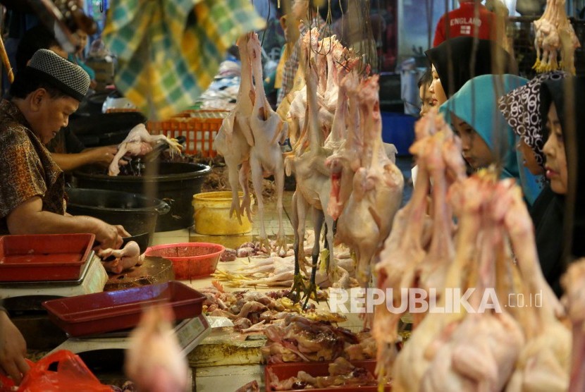 Pedagang daging ayam melayani pembeli, di Pasar Kosambi, Kota Bandung, Jumat (26/5). Menjelang Ramadhan, daging ayam mengalami kenaikan dari Rp 30.000 menjadi Rp 35.000 per kologram..