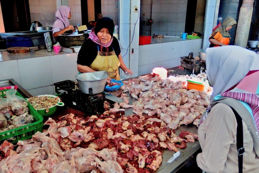  Sidak yang dilakukan Mendag, Zulkifli Hasan ke sejumlah pedagang dan warga di Pasar Karangayu, Kota Semarang, Jawa Tengah, menemukan harga daging ayam yang belum menguntungkan peternak.    Pedagang daging ayam melayani pembeli di Pasar Peterongan Semarang, Jawa Tengah (Ilustrasi)
