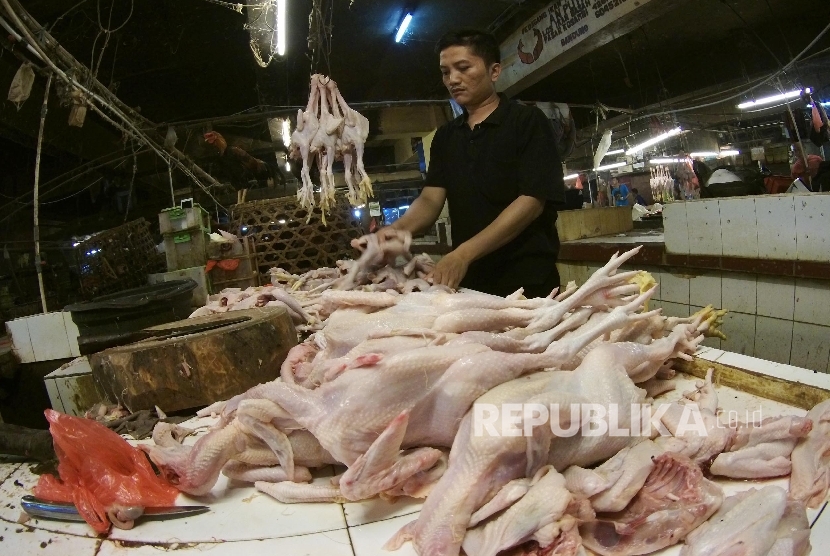 Pedagang daging ayam menunggu pembeli, di Pasar Kosambi, Kota Bandung, Kamis (21/1).