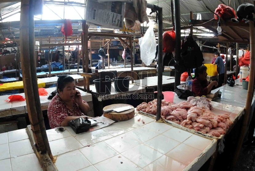  Pedagang daging ayam menunggu pembeli di Pasar Senen, Jakarta, Senen (18/8).