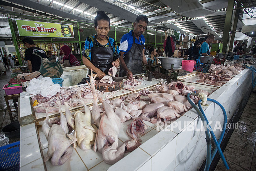 Pedagang daging ayam potong menjajakan dagangannya di Pasar Kranggan, DI Yogyakarta, Rabu (13/6).