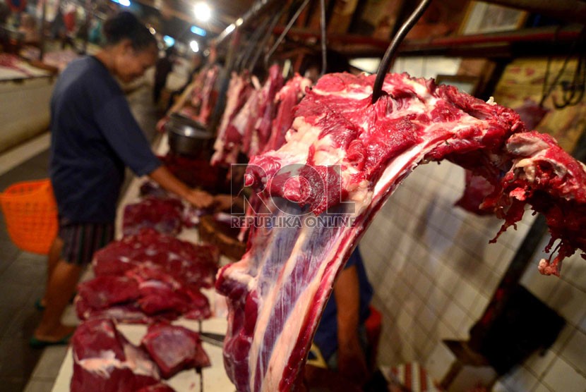   Pedagang daging melayani pembeli daging sapi di Pasar Tebet, Jakarta Selatan, Senin (4/2).   (Republika/Wihdan Hidayat)