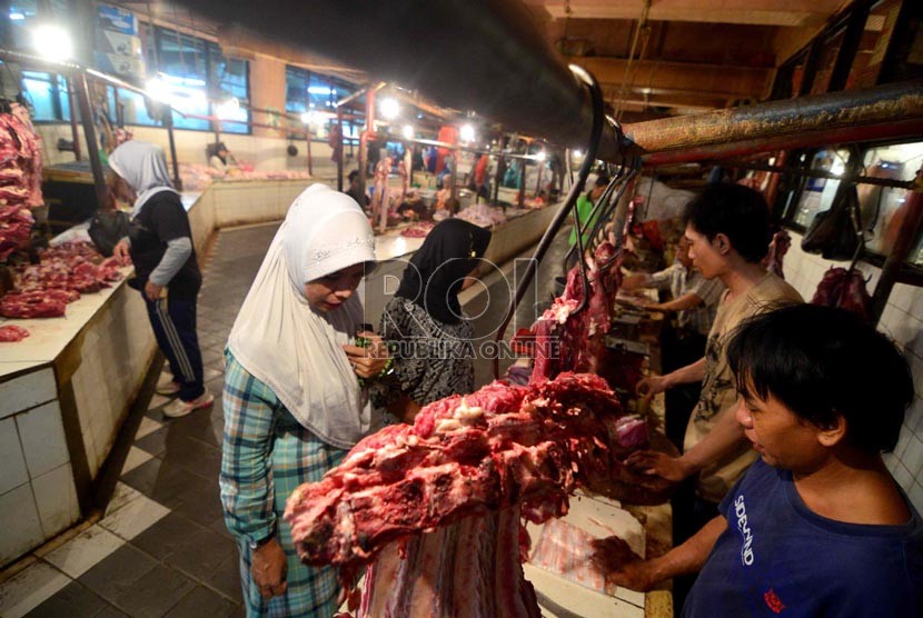  Pedagang daging melayani pembeli daging sapi di Pasar Tebet, Jakarta Selatan, Senin (4/2).   (Republika/Wihdan Hidayat)