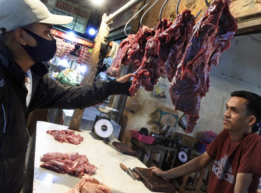 Pedagang daging melayani pembeli di Pasar Induk, (ilustrasi). BKP Kementan memastikan kondisi ketersediaan daging sapi untuk masyarakat pada momen lebaran aman.