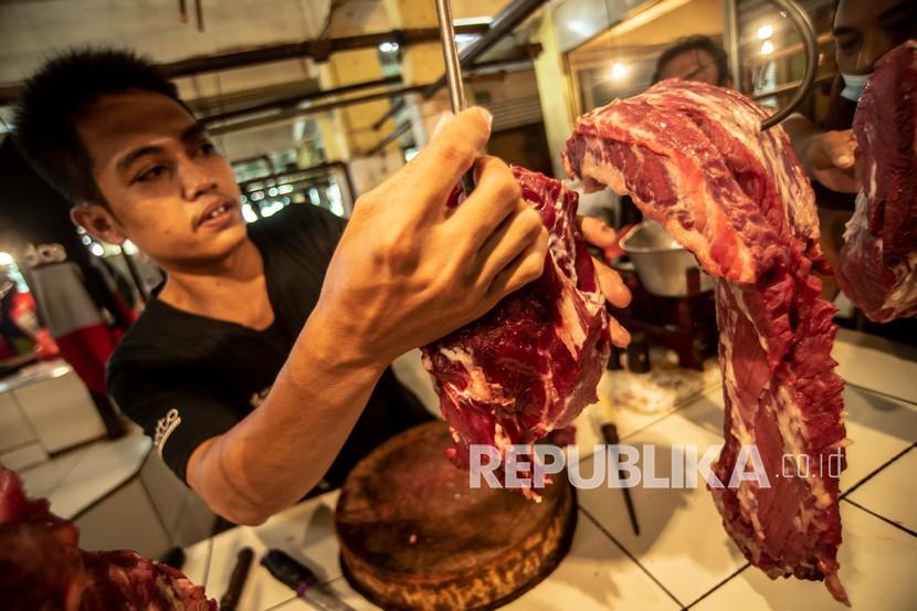 Pedagang daging melayani pembeli di PD Pasar Jaya Kramat Jati, Jakarta, Ahad (27/2/2022). Pengusaha daging menyatakan pasokan daging sapi ke pasar sudah kembali normal dan aman untuk menghadapi Ramadhan.