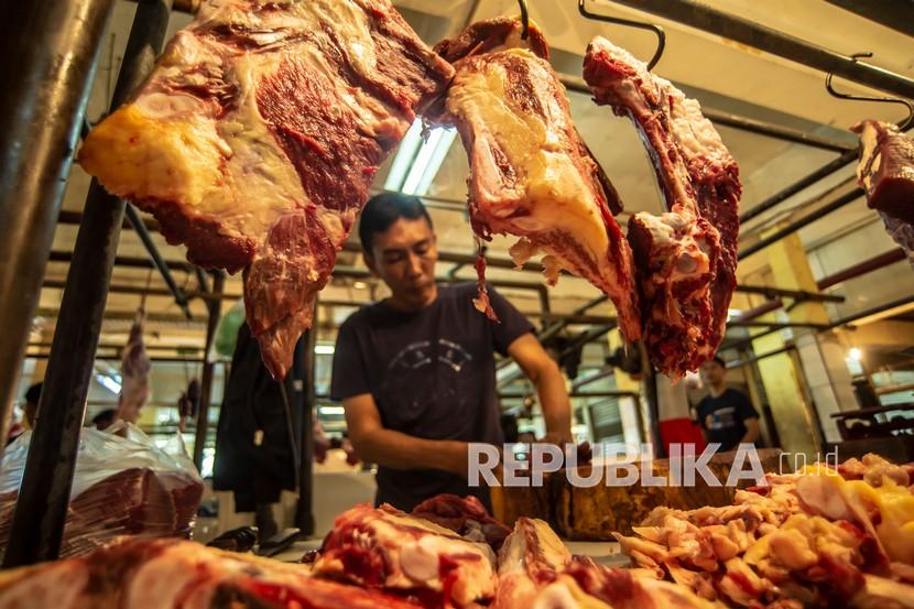 Pedagang daging memotong daging sapi di PD Pasar Jaya Kramat Jati, Jakarta. Wagub DKI Riza Patria meminta BUMD mengantisipasi harga daging jelang Idul Adha.