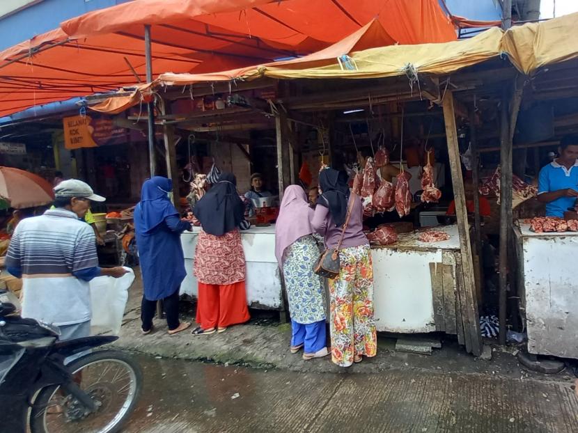 Pedagang daging sapi di Pasar Anyar Kota Bogor masih berjualan seperti biasa, Selasa (1/3). 