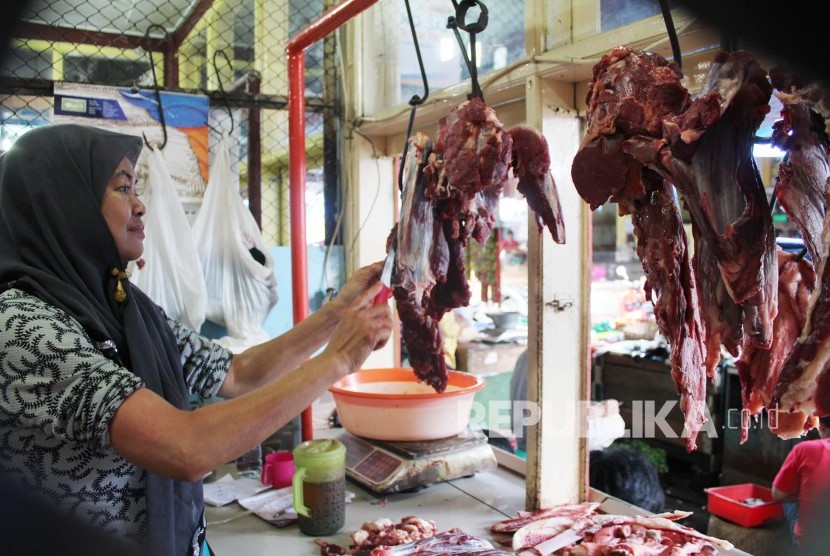 Pedagang daging sapi, di Pasar Cikurubuk, Tasikmalaya. (Republika/Fuji E Permana)