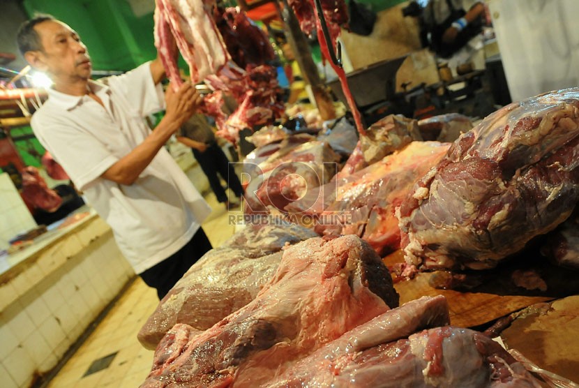  Pedagang daging sapi di pasar Jatinegara,Jakarta, Senin (11/8). (Republika/Prayogi)