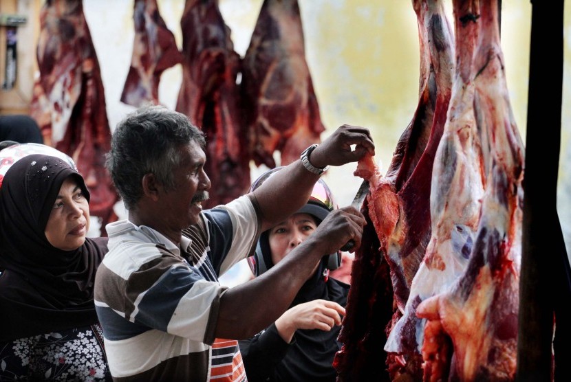 Pedagang daging sapi di pasar tradisional.