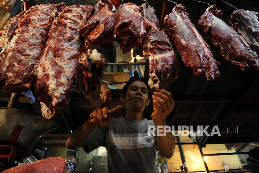 Pedagang daging sapi di salah pasar tradisional.