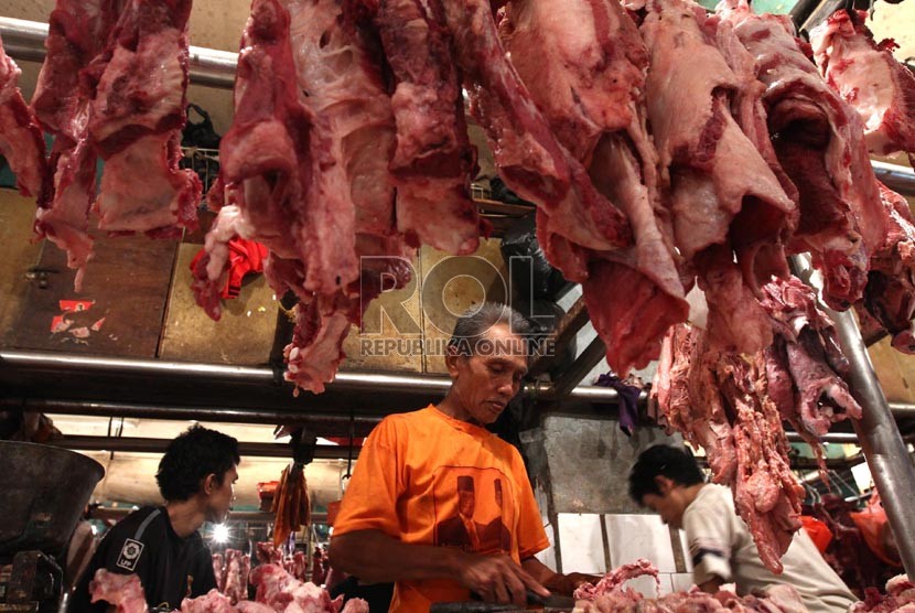 Pedagang daging sapi lokal di Pasar Senen, Jakarta Pusat, Selasa (6/8). (Republika/Adhi Wicaksono)