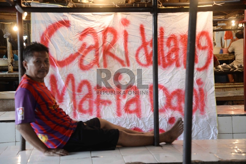Pedagang daging sapi melakukan aksi dengan memasang poster di los daging Pasar Senen, Jakarta Pusat, Senin (10/8). 