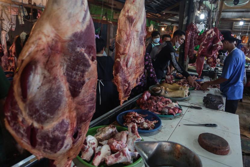 Pedagang daging sapi melayani pembeli (ilustrasi). Dinas Perikanan dan Peternakan (Diskannak) Kabupaten Ogan Komering Ulu, Sumatera Selatan mengimbau para konsumen teliti membeli daging sapi potong di pasaran untuk mencegah penyebaran Penyakit Mulut dan Kuku (PMK) pada hewan.