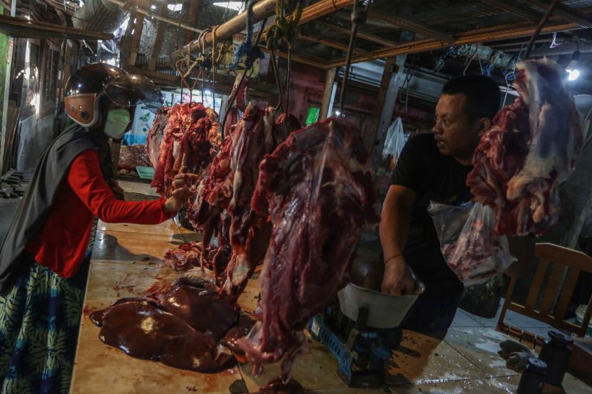 Pedagang daging sapi melayani pembeli di pasar (ilustrasi). Harga daging sapi per kilogram di Pasar Slipi dan Tomang Barat, Jakarta Barat (Jakbar) tetap Rp 140 ribu-Rp 150 ribu per kilogram (kg).