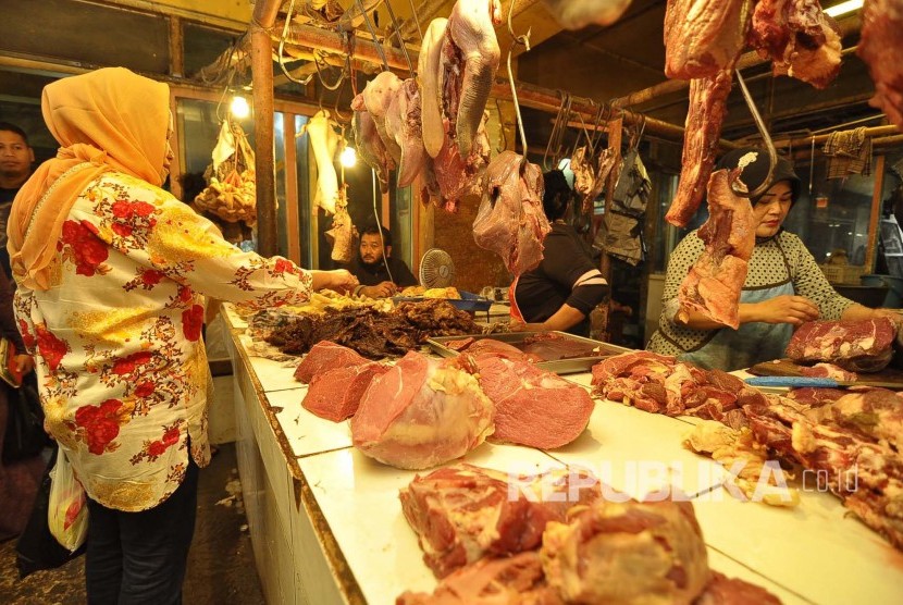 Pedagang daging sapi melayani pembeli di Pasar Kosambi, Kota Bandung. Senin (4/7). Saat ini harga daging sapi naik dari Rp 120.000 menjadi Rp 130.000 Per kilogramnya. (Mamu Muhyidin)