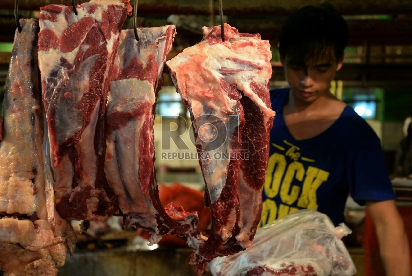 Pedagang daging sapi melayani pembeli dipasar Jatinegara,Jakarta,Selasa (10/3).