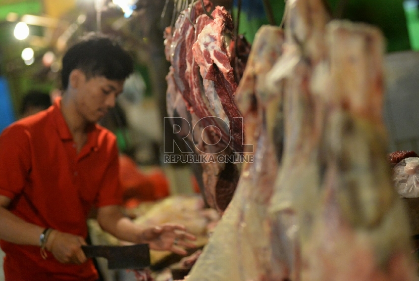 Pedagang daging sapi melayani pembeli dipasar Jatinegara,Jakarta,Selasa (10/3).