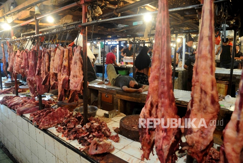 Pedagang daging sapi memotong daging di Pasar Senen, Jakarta Pusat. (ilustrasi) (Republika/Agung Supriyanto)