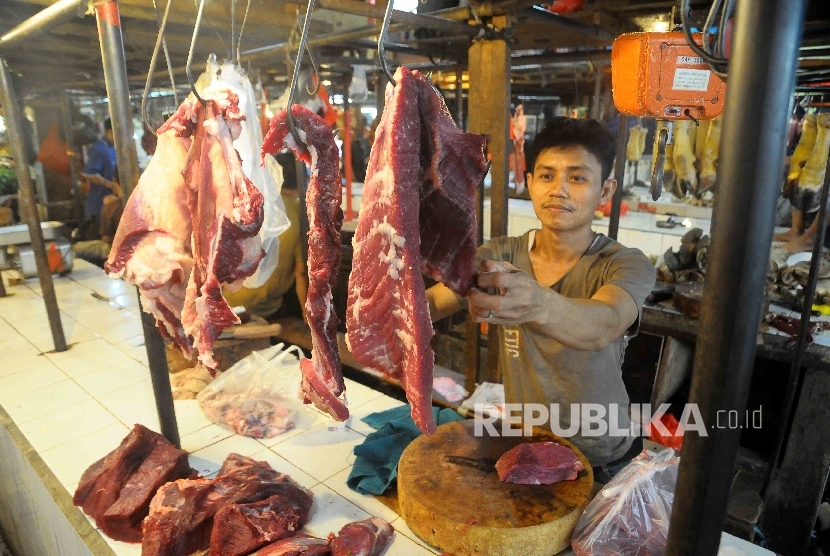  Pedagang daging di Pasar Senen, Jakarta.