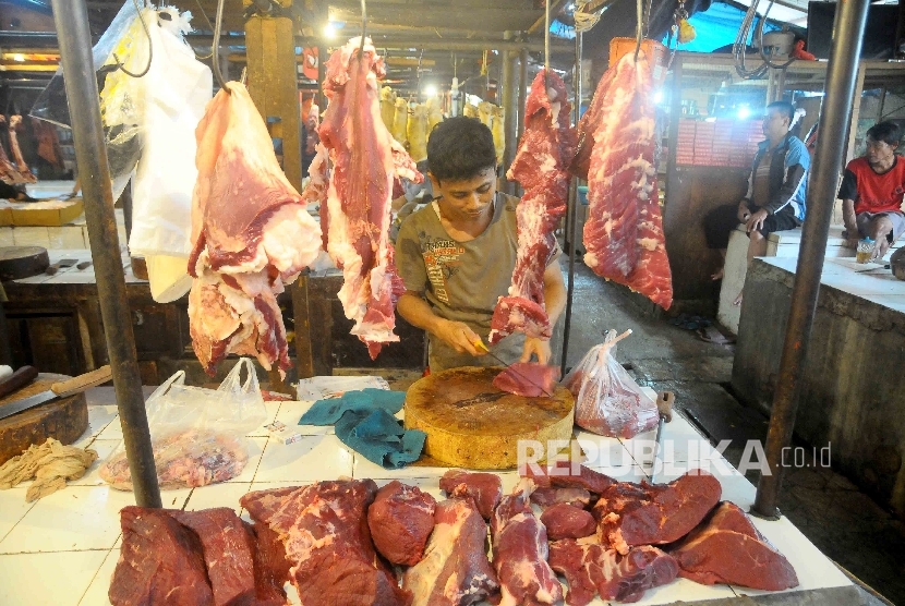  Pedagang daging sapi memotong daging (ilustrasi)