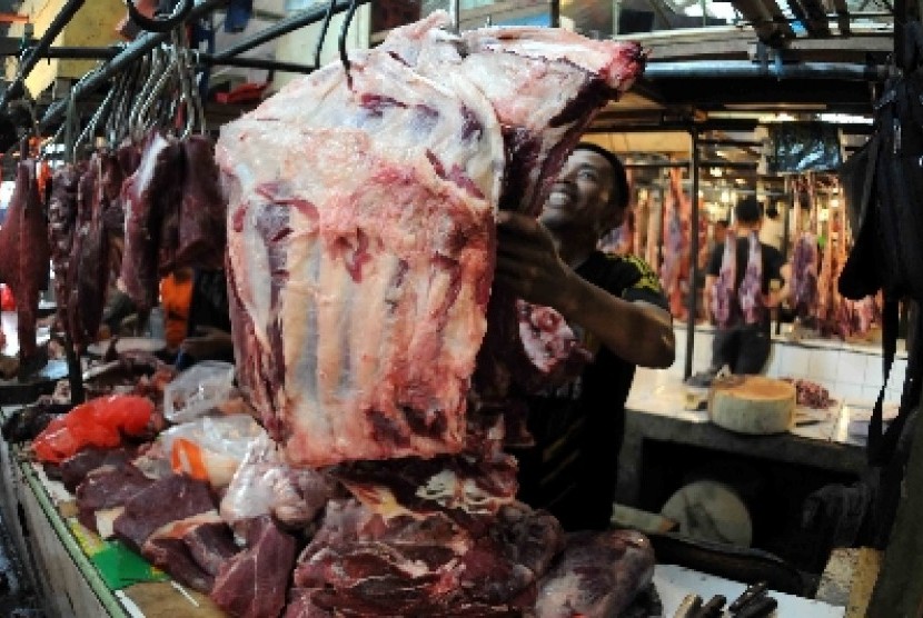  Pedagang daging sapi memotong daging untuk dijual di Pasar Senen, Jakarta.