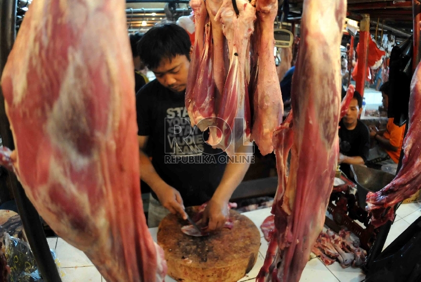 Pedagang daging sapi memotong daging untuk dijual di Pasar Senen, Jakarta, Kamis (30/7).