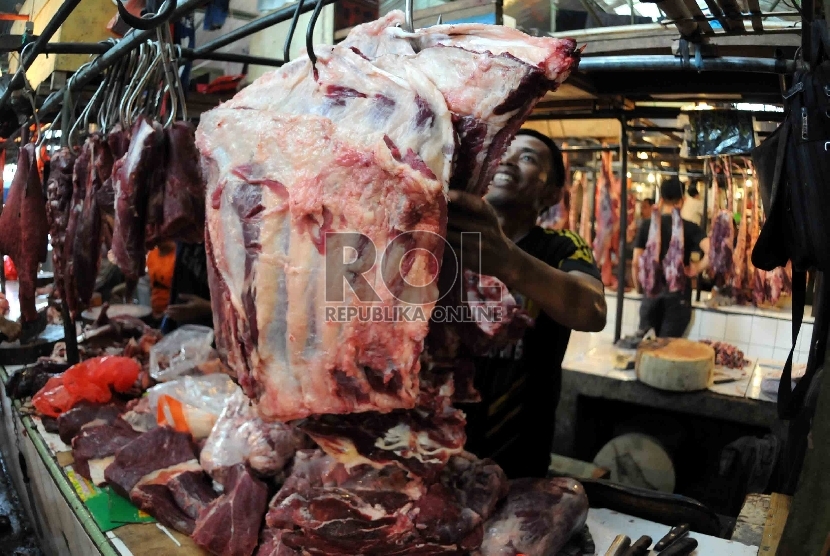 Pedagang daging sapi memotong daging untuk dijual di Pasar Senen, Jakarta, Kamis (30/7).