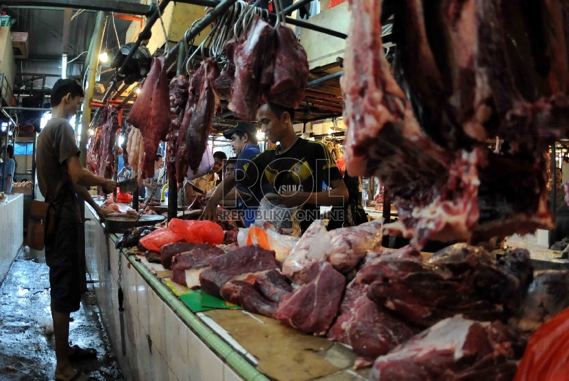 Pedagang daging sapi memotong daging untuk dijual di Pasar Senen, Jakarta, Kamis (30/7).