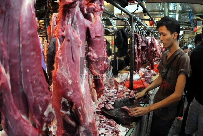 Pedagang daging sapi memotong daging untuk dijual di Pasar Senen, Jakarta, Kamis (30/7).
