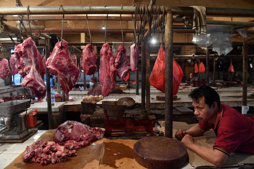 Pedagang daging sapi menunggu calon pembeli di Pasar Minggu, Jakarta Selatan, Sabtu (13/2). Badan Pusat Statistik mencatat angka inflasi umum secara nasional sepanjang Februari 2021 tercatat sebesar 0,10 persen.
