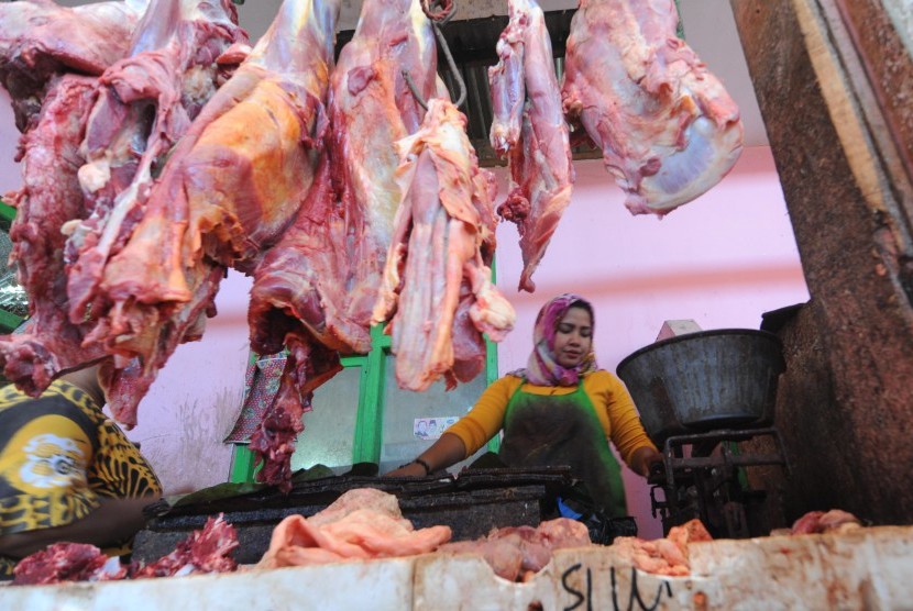 Pedagang daging sapi menunggu pembeli di Pasar Kolpajung, Pamekasan, Jawa Timur, Senin (20/5/2019). 