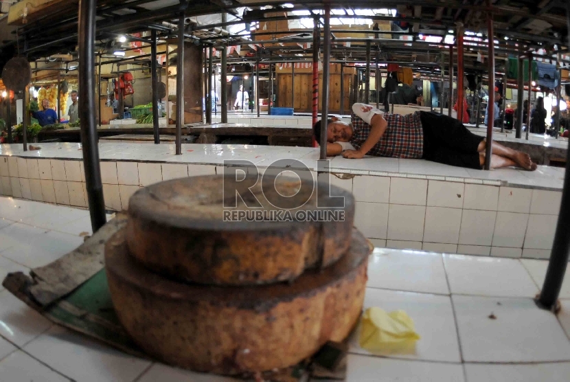  Pedagang daging sapi tertidur los pedagang daging sapi di Pasar Senen, Jakarta Pusat, Ahad (9/8).