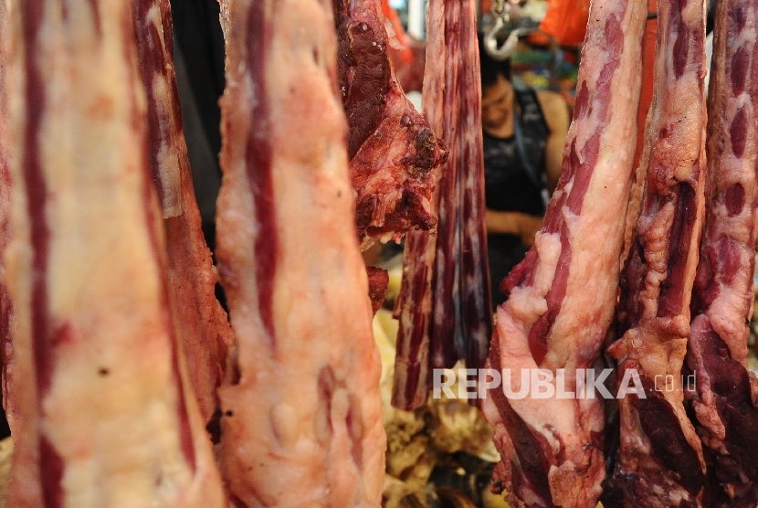  Pedagang daging sedang berjaga disalah satu lapak pasar tradisional, Jakarta, Rabu (27/7).   (Republika/Tahta Aidilla)