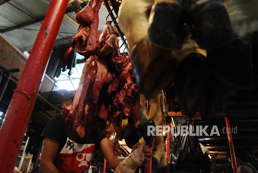  Pedagang daging sedang berjaga disalah satu lapak pasar tradisional, Jakarta, Rabu (27/7). (Republika/Tahta Aidilla)