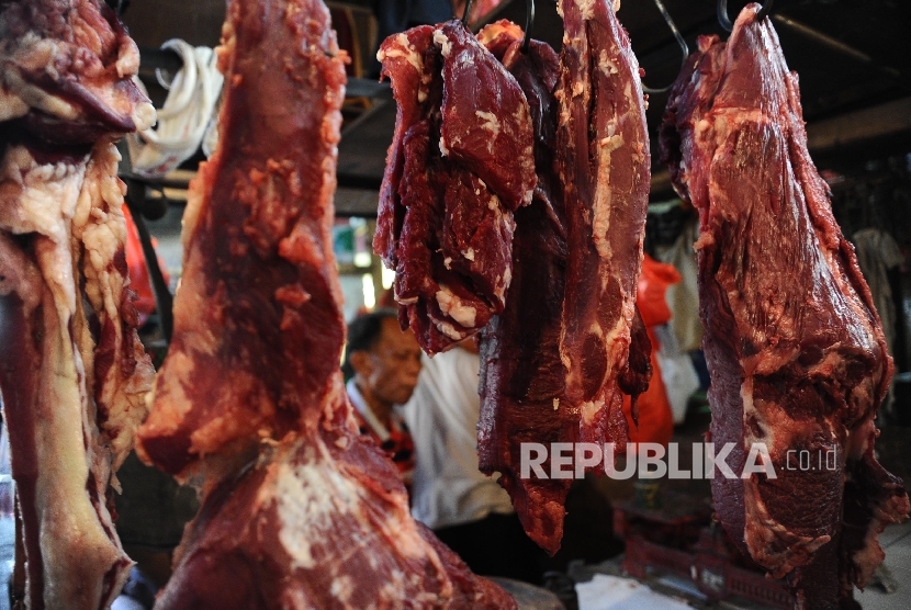  Pedagang daging sedang berjaga disalah satu lapak pasar tradisional, Jakarta, Rabu (27/7).   (Republika/Tahta Aidilla)