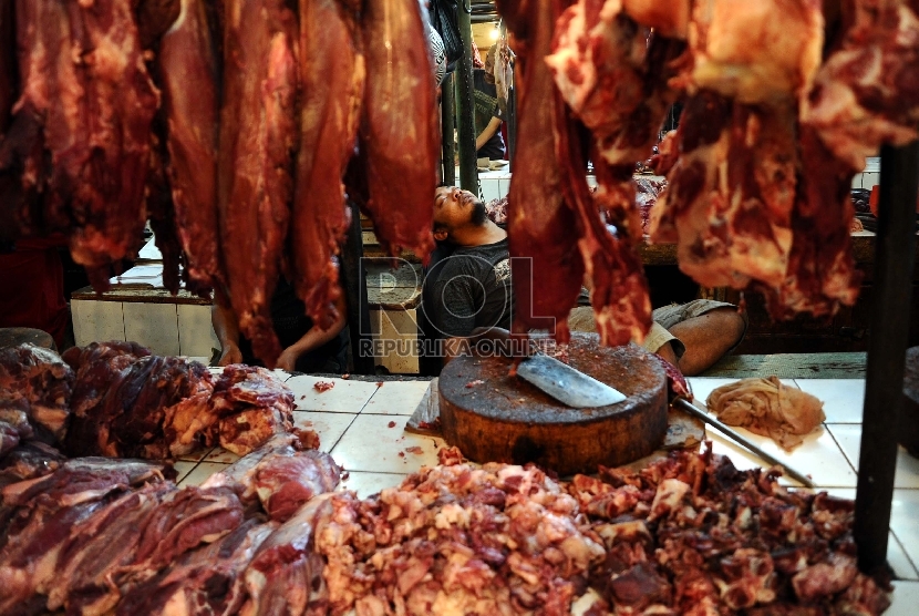 Pedagang daging sedang tertidur dilapak jualannya pada salah satu pasar tradisional, Jakarta, Senin (13/7).  (Republika/Tahta Aidilla)