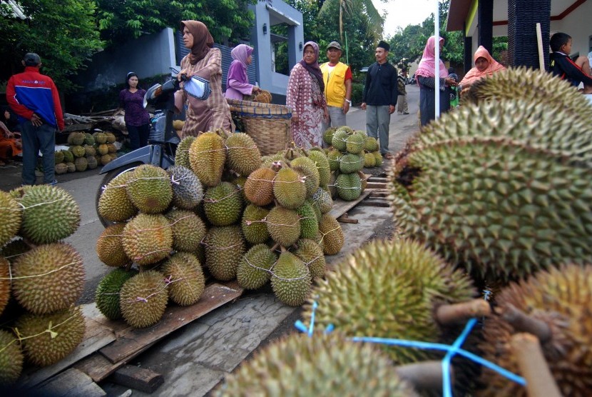 Pedagang dan pembeli bertransaksi di Pasar Durian Gunungpati, Semarang, Jawa Tengah.