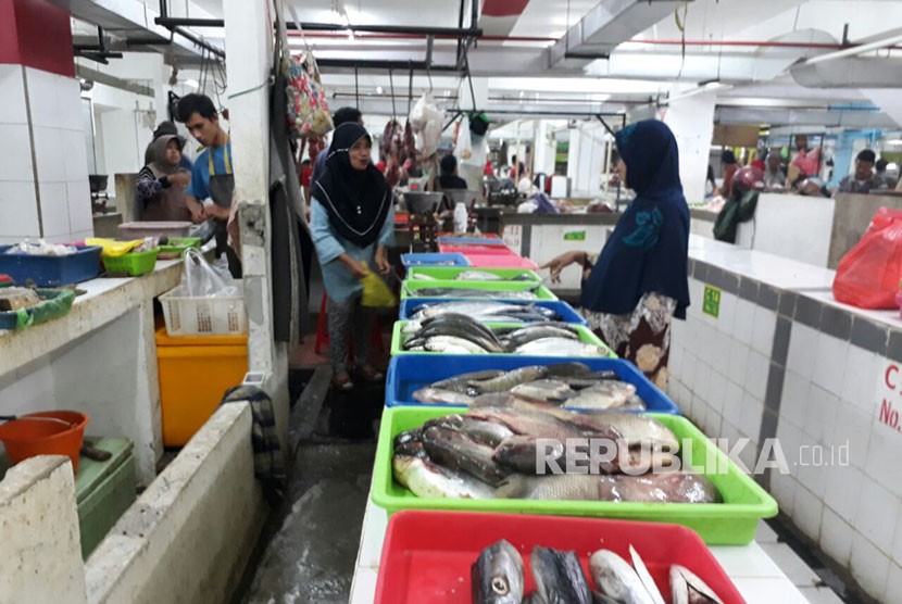 Pedagang di Kota Malang menjual sejumlah jenis ikan laut yang saat ini dianggap sangat terbatas stoknya di Pasar Dinoyo Kota Malang. Kondisi ini membuat pedagang terpaksa menaikan harga jual ikan mereka kepada masyarakat. 