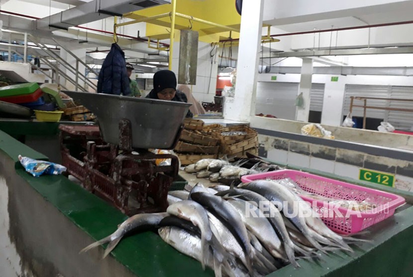 Pedagang di Kota Malang menjual sejumlah jenis ikan laut yang saat ini dianggap sangat terbatas stoknya di Pasar Dinoyo Kota Malang. Kondisi ini membuat pedagang terpaksa menaikan harga jual ikan mereka kepada masyarakat. 