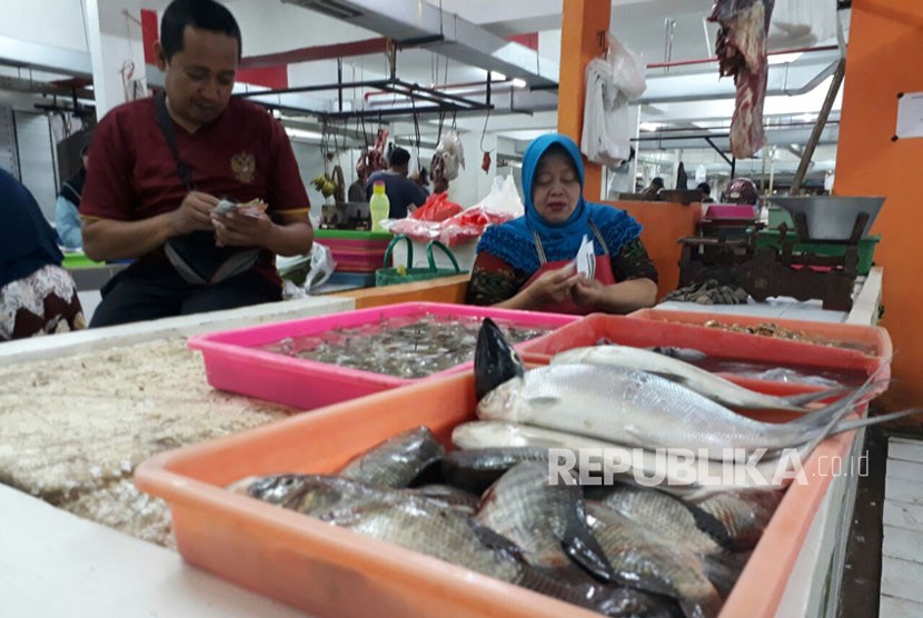 Pedagang di Kota Malang menjual sejumlah jenis ikan laut yang saat ini dianggap sangat terbatas stoknya di Pasar Dinoyo Kota Malang. Kondisi ini membuat pedagang terpaksa menaikan harga jual ikan mereka kepada masyarakat. 