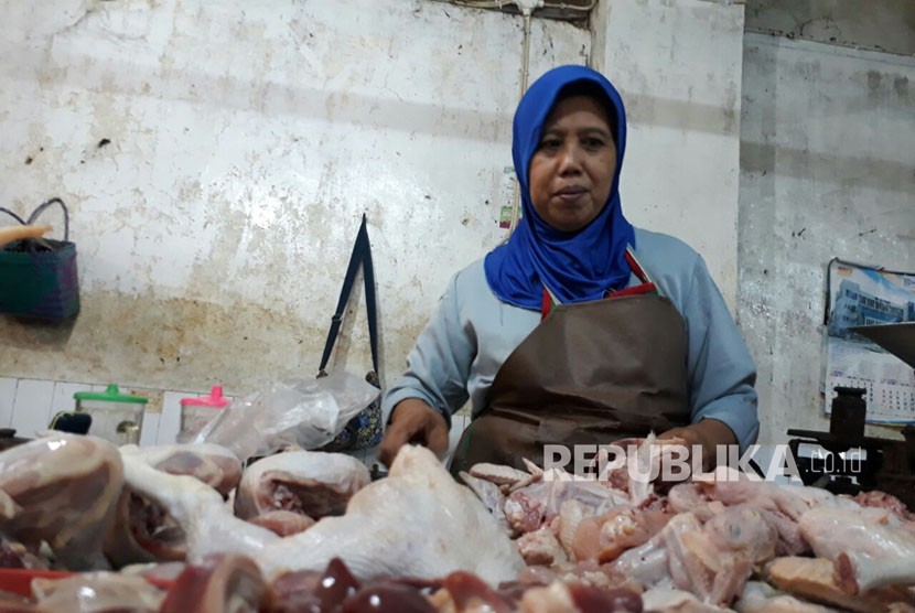 Pedagang ayam mengeluhkan harga yang terus melonjak bisa berdampak pada omzetnya (ilustrasi)