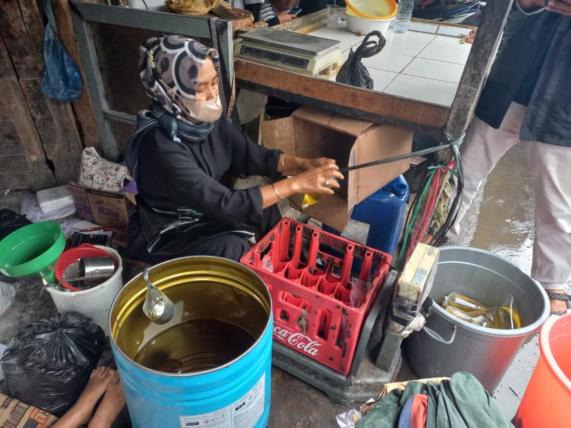  Pedagang di Pasar Cikurubuk, Kota Tasikmalaya, mengemas minyak goreng curah, Senin (6/6/2022). Harga minyak goreng di pasar itu terus berangsur turun dalam sepekan terakhir.