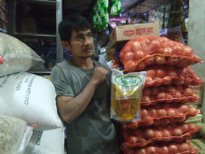 Pedagang di Pasar Cikurubuk, Kota Tasikmalaya, menunjukkan minyak goreng kemasan, Selasa (25/1/2022). Di Pasar Cikurubuk, minyak goreng kemasan masih dijual dengan harga Rp 39 ribu per liter. 