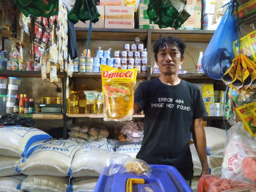 Pedagang di pasar tradisional menunjukkan minyak goreng kemasan (ilustrasi). Holding BUMN pangan atau ID Food kembali mendistribusikan minyak goreng kepada pedagang pasar tradisional sebanyak 57,5 ton untuk beberapa titik lokasi pasar di wilayah DKI Jakarta dan Jawa Barat.