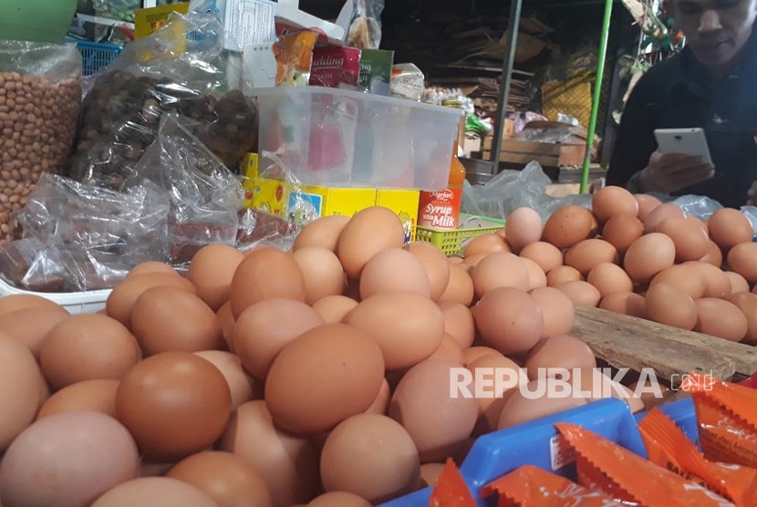 Pedagang  di Pasar Oro-oro Dowo mengeluhkan kenaikan harga telur ayam, Kamis (12/7).