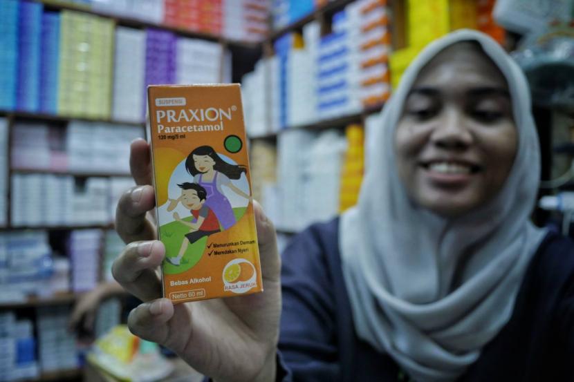 Pedagang di Pasar Pramuka menunjukan obat sirup Praxion, Rabu (8/2/2023).