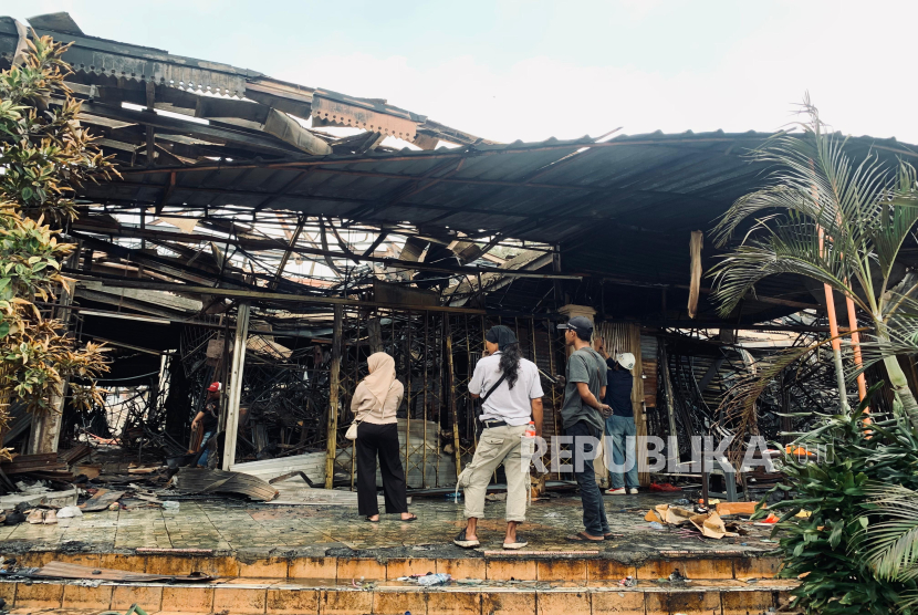 Pedagang di Pasar Taman Puring, Jakarta Selatan, melihat toko mereka yang hangus terbakar dilahap si jago merah, Selasa (29/7/2025). 