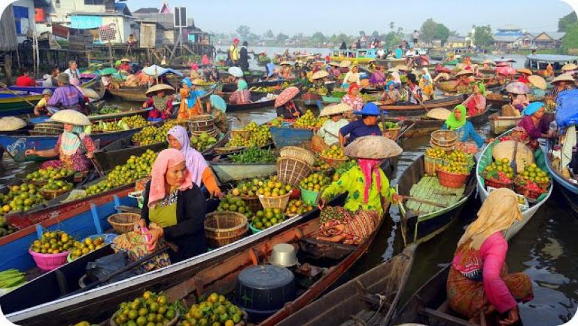 Pedagang di  Pasar Terapung di Lok Baintan, Kabupaten Banjar Kalimantan Selatan. Kamar Dagang dan Industri (Kadin) Indonesia menyatakan siap menggerakkan seluruh pemangku kepentingan untuk mendorong pemulihan ekonomi naisonal demi membenahi ketahanan pangan nasional.