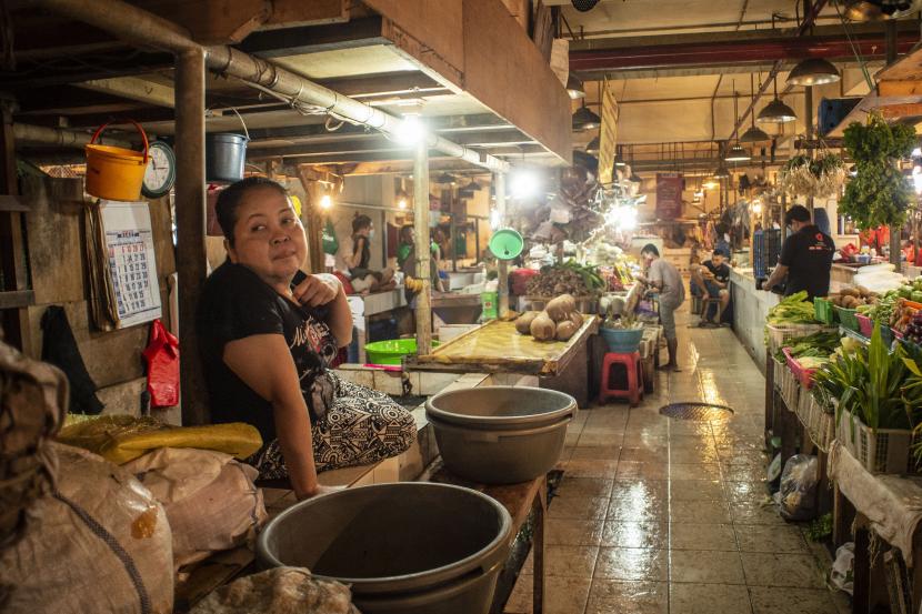 Pedagang duduk di atas meja kiosnya di Pasar Senen Blok III, Jakarta (ilustrasi). Badan Pangan Nasional (National Food Agency/NFA) memastikan kecukupan pasokan pangan pokok nasional selama Ramadhan. P